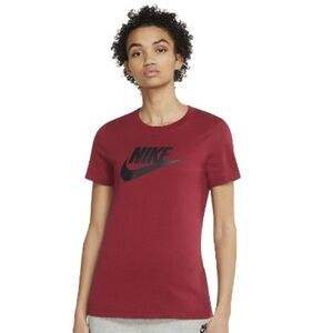 Nike Women  Sportswear Cotton Logo
T-Shirt Red Size X-Small Women's Cotton